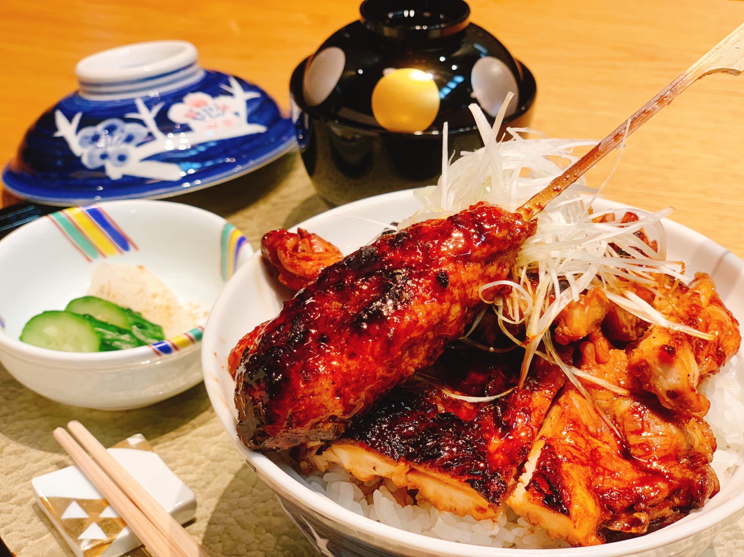 저녁에는 장어, 가시와 요리는 물론 '마루야 핫초 미소 2년 숙성'과 닭 육수, 미소, 스키야키를 이와테현 남부철로 드실 수 있습니다. (단품 예약도 가능합니다).